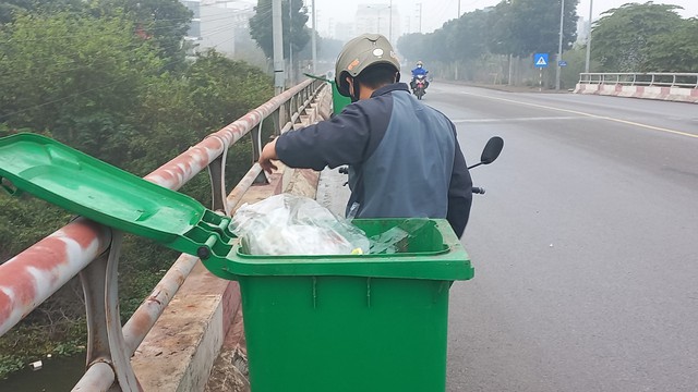 Cúng ông Táo: Ý thức bỏ túi ni lông vào thùng rác nhưng vẫn còn bát hương dưới sông- Ảnh 8.