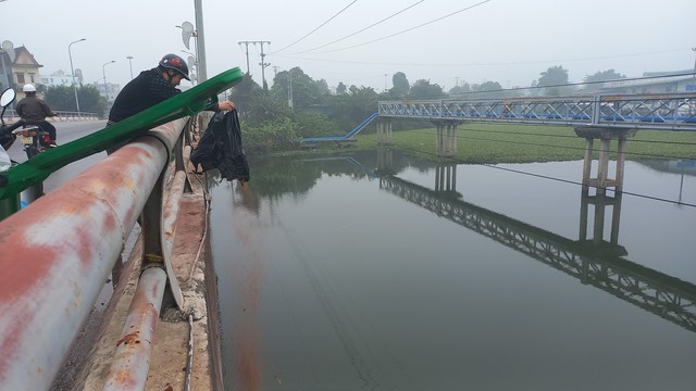 Cúng ông Táo: Ý thức bỏ túi ni lông vào thùng rác nhưng vẫn còn bát hương dưới sông- Ảnh 9.