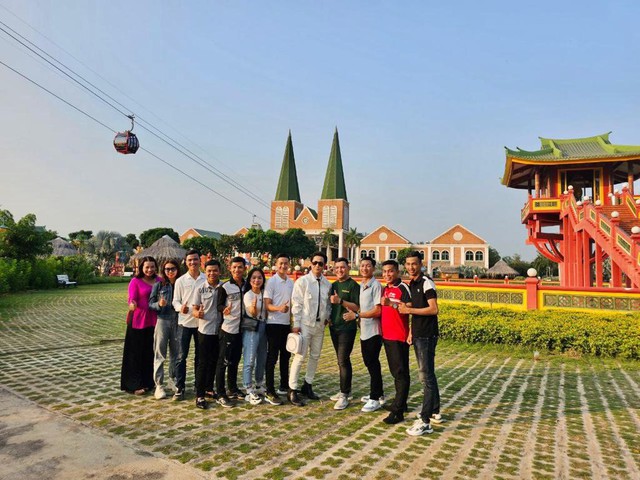 ‘Biển người’ đổ về Miếu Bà Chúa Xứ núi Sam đảnh lễ Mùng 1 Tết Giáp Thìn- Ảnh 4.