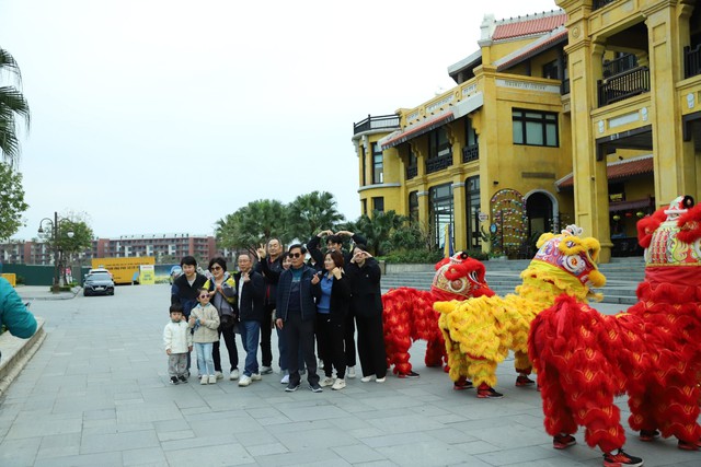 300 khách du lịch Hàn Quốc 'xông đất' vịnh Hạ Long - Ảnh 3.