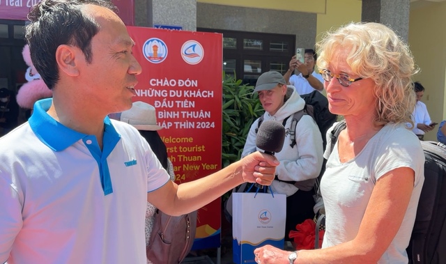 Mùng 1 tết, Phó chủ tịch tỉnh Bình Thuận lên ga tàu đón du khách- Ảnh 3.