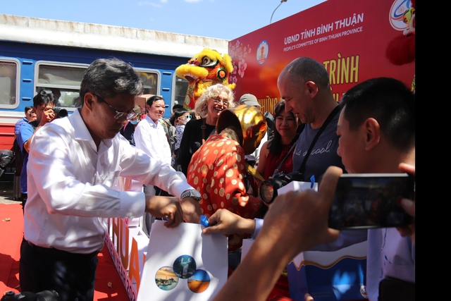 Mùng 1 tết, Phó chủ tịch tỉnh Bình Thuận lên ga tàu đón du khách- Ảnh 2.