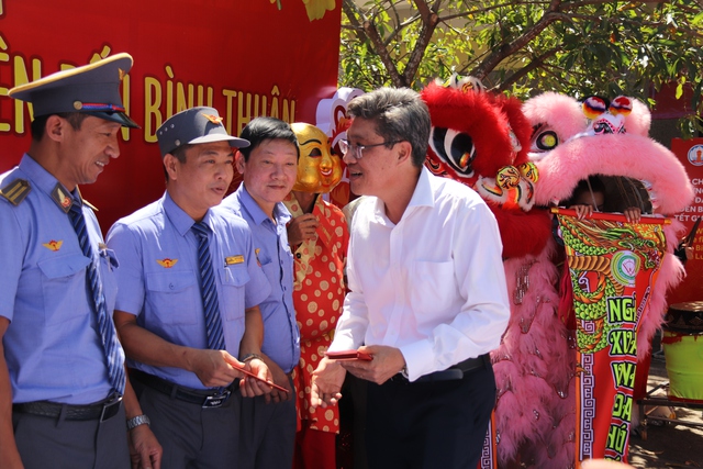 Mùng 1 tết, Phó chủ tịch tỉnh Bình Thuận lên ga tàu đón du khách- Ảnh 6.