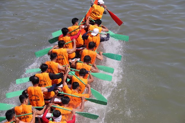 Bình Thuận: Tưng bừng lễ hội đua thuyền trên sông Cà Ty mùng 2 tết- Ảnh 4.