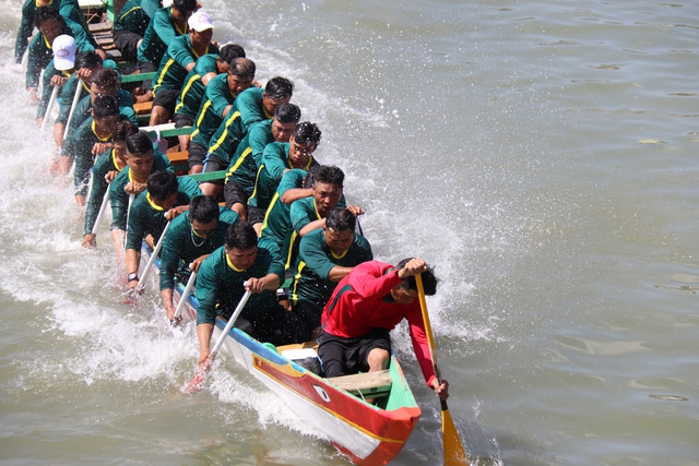 Bình Thuận: Tưng bừng lễ hội đua thuyền trên sông Cà Ty mùng 2 tết- Ảnh 6.