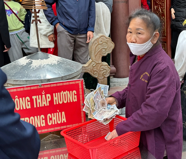 Người Hạ Long vẫn chen nhau mua tử vi, đăng ký cầu an để giải hạn - Ảnh 8.