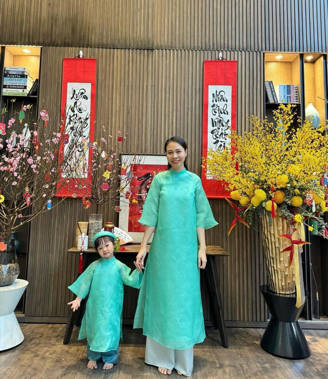 Ngắm loạt gia đình của sao Việt lên đồ chơi tết với áo dài truyền thống- Ảnh 7. Ngắm loạt gia đình của sao Việt lên đồ chơi tết với áo dài truyền thống- Ảnh 7.