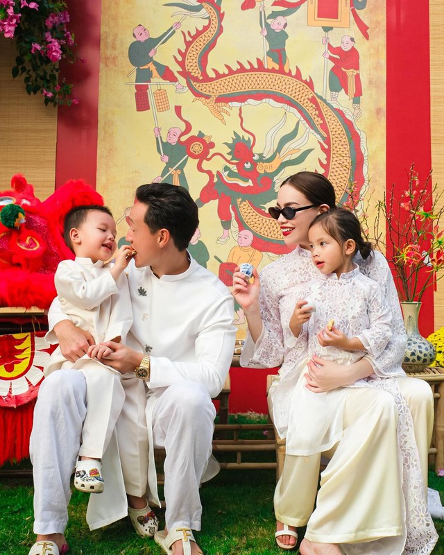 Ngắm loạt gia đình của sao Việt lên đồ chơi tết với áo dài truyền thống- Ảnh 3.