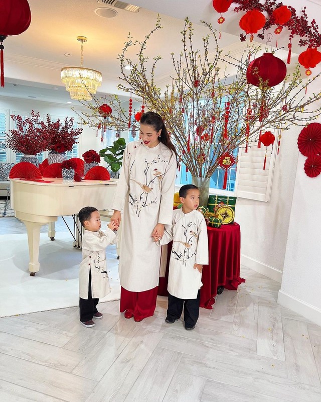 Ngắm loạt gia đình của sao Việt lên đồ chơi tết với áo dài truyền thống- Ảnh 11.