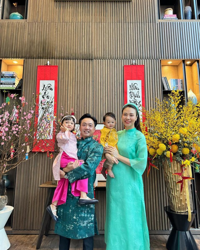 Ngắm loạt gia đình của sao Việt lên đồ chơi tết với áo dài truyền thống- Ảnh 8.