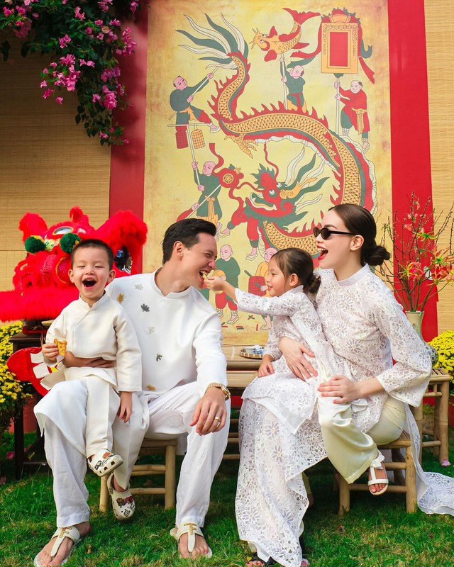 Ngắm loạt gia đình của sao Việt lên đồ chơi tết với áo dài truyền thống- Ảnh 5.