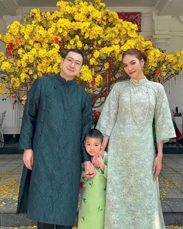 Ngắm loạt gia đình của sao Việt lên đồ chơi tết với áo dài truyền thống- Ảnh 6.