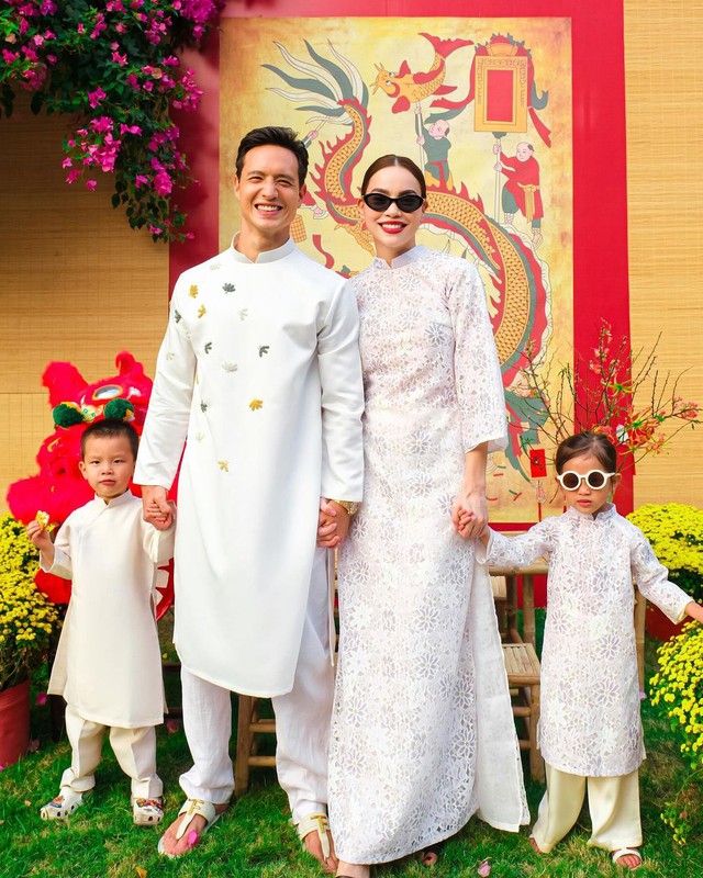 Ngắm loạt gia đình của sao Việt lên đồ chơi tết với áo dài truyền thống- Ảnh 4.