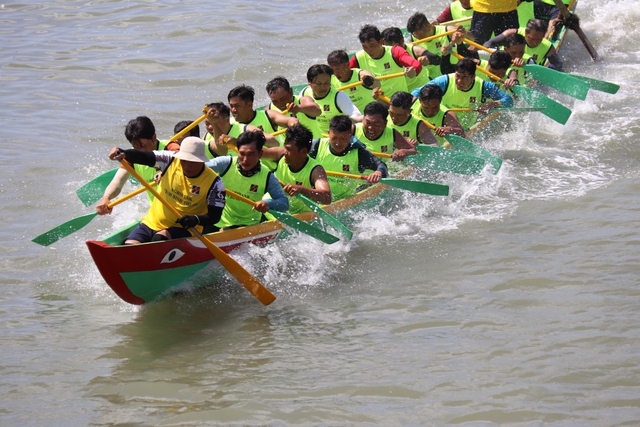 Bình Thuận: Tưng bừng lễ hội đua thuyền trên sông Cà Ty mùng 2 tết- Ảnh 2.