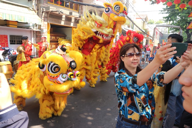 Mãn nhãn màn trình diễn đoàn Lân Sư rồng 90 tuổi trong dịp đầu năm mới- Ảnh 2.