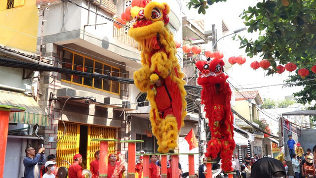 Đoàn lân sư rồng gần trăm năm Nhơn Nghĩa Đường tung tuyệt chiêu ngày đầu năm mới- Ảnh 12.