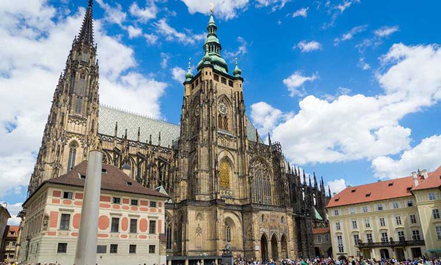 Tới Praha đừng quên 'check in' với Lennon wall, ngắm đồng hồ Thiên văn, dạo phố cổ - Ảnh 1.