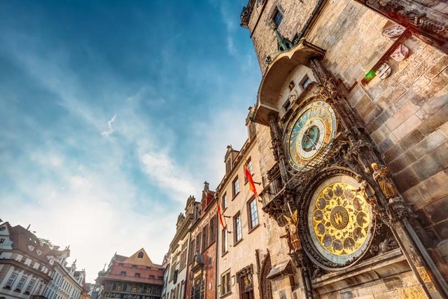 Tới Praha đừng quên 'check in' với Lennon wall, ngắm đồng hồ Thiên văn, dạo phố cổ