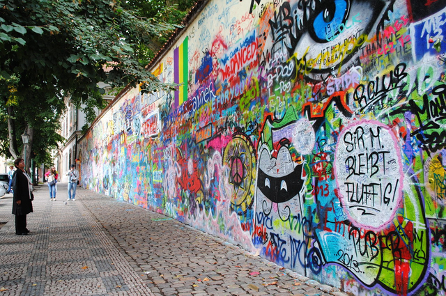Tới Praha đừng quên 'check in' với Lennon wall, ngắm đồng hồ Thiên văn, dạo phố cổ