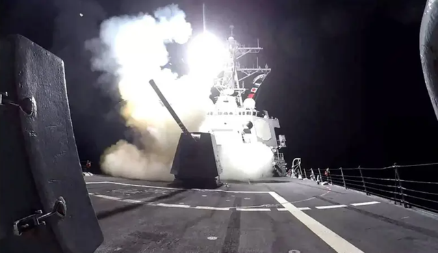 Mỹ tấn công tàu không người lái, các tên lửa hành trình của Houthi- Ảnh 1.