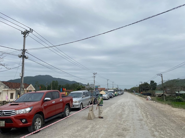 Kẹt xe nhiều cây số trên QL19 qua tỉnh Bình Định- Ảnh 3.