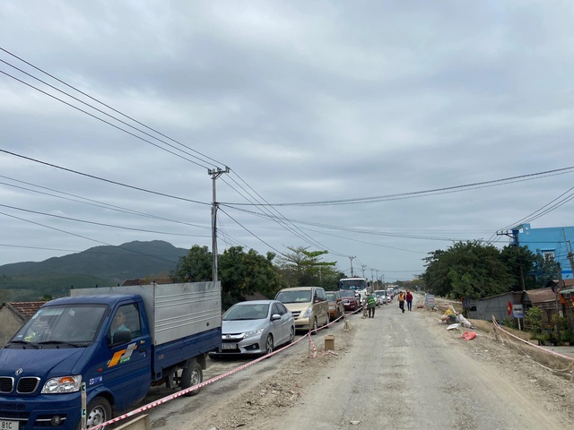 Kẹt xe nhiều cây số trên QL19 qua tỉnh Bình Định- Ảnh 2.