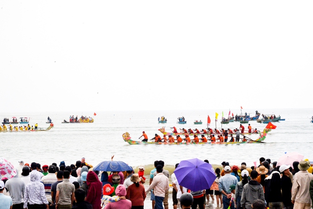 Hàng nghìn người cổ vũ lễ hội đua thuyền tứ linh ở Quảng Ngãi- Ảnh 7.