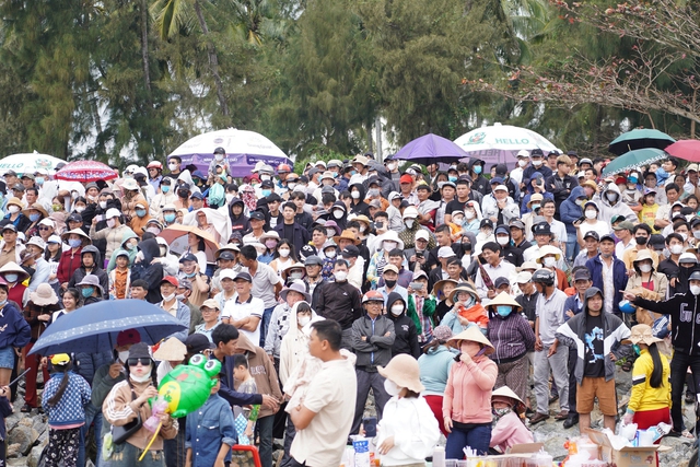 Hàng nghìn người cổ vũ lễ hội đua thuyền tứ linh ở Quảng Ngãi- Ảnh 2.