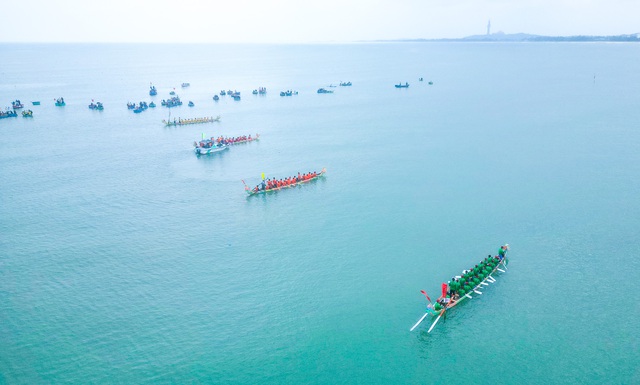 Hàng nghìn người cổ vũ lễ hội đua thuyền tứ linh ở Quảng Ngãi- Ảnh 1.