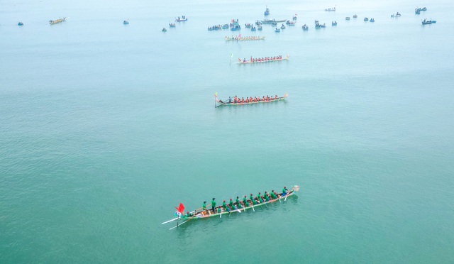 Lễ hội đua thuyền tứ linh ở Quảng Ngãi thu hút hàng nghìn du khách- Ảnh 6.