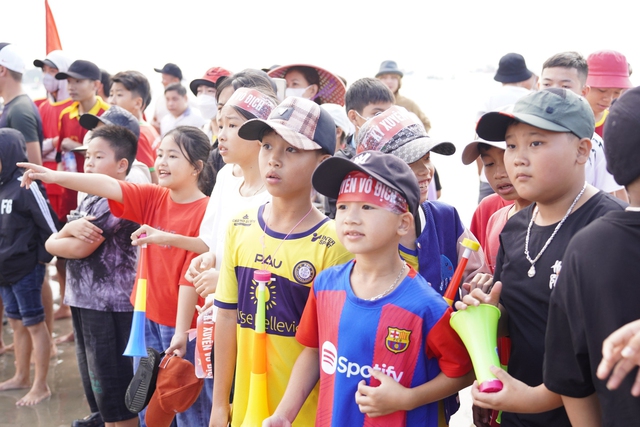 Lễ hội đua thuyền tứ linh ở Quảng Ngãi thu hút hàng nghìn du khách- Ảnh 4.