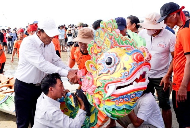 Lễ hội đua thuyền tứ linh ở Quảng Ngãi thu hút hàng nghìn du khách- Ảnh 5.