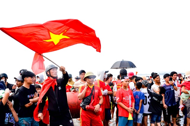 Lễ hội đua thuyền tứ linh ở Quảng Ngãi thu hút hàng nghìn du khách- Ảnh 3.