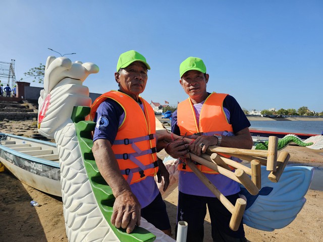 Giải đua thuyền rồng H.Xuyên Mộc: Người đội trưởng 67 tuổi của Phước Bửu muốn khẳng định sức mạnh- Ảnh 3.