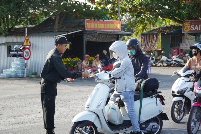 Người dân bất ngờ vì chốt kiểm soát giao thông thành điểm phát nước suối và sữa- Ảnh 4.