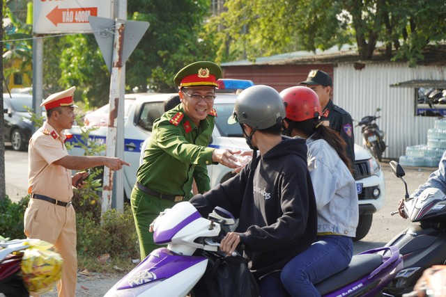 Người dân bất ngờ vì chốt kiểm soát giao thông thành điểm phát nước suối và sữa- Ảnh 3.