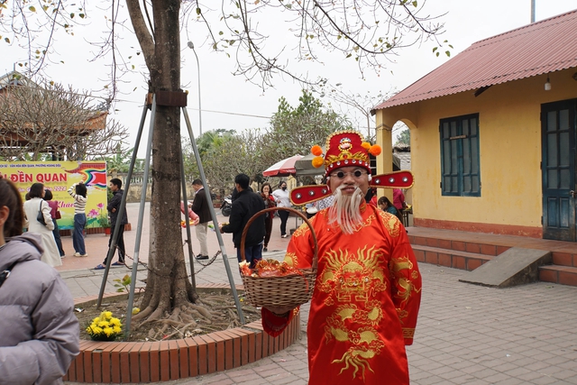 Du khách ùn ùn kéo về đền Quan cầu tài lộc đầu xuân- Ảnh 4.