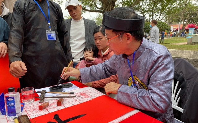 Du khách háo hức chờ khai bút đầu năm tại lễ hội chùa Keo- Ảnh 3.