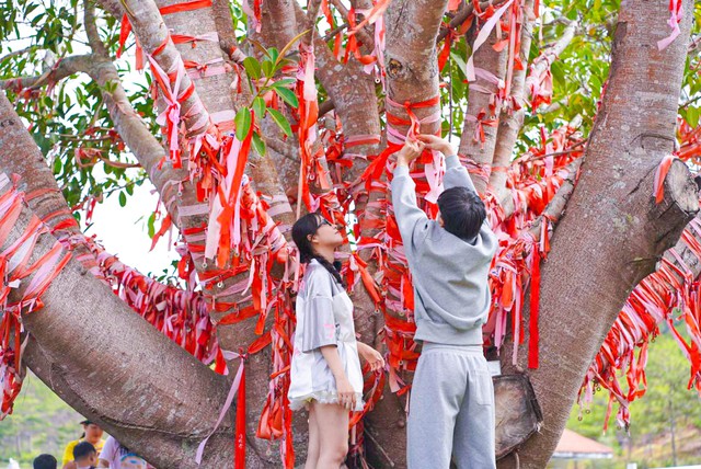 Rộn ràng ngày tình nhân 14.2 ở phố núi Đà Lạt- Ảnh 1.