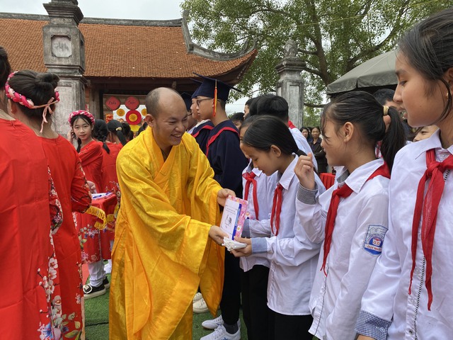 Du khách háo hức chờ khai bút đầu năm tại lễ hội chùa Keo- Ảnh 2.