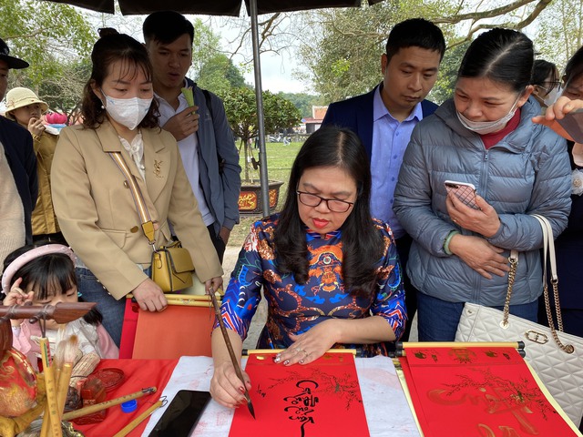 Du khách háo hức chờ khai bút đầu năm tại lễ hội chùa Keo- Ảnh 5.