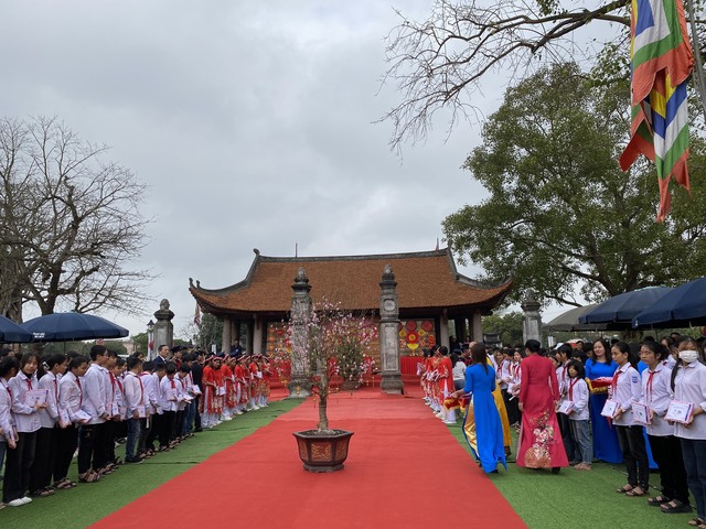 Du khách háo hức chờ khai bút đầu năm tại lễ hội chùa Keo- Ảnh 1.