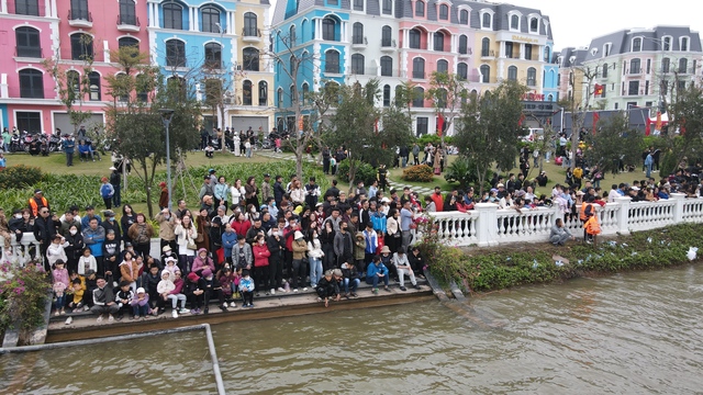Hải Phòng: Hàng nghìn người dân và du khách xem đua thuyền rồng Đồ Sơn - Ảnh 2.