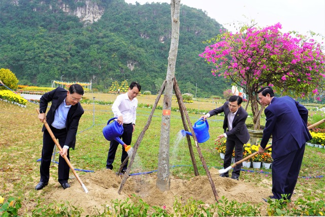 Chủ tịch UBND TP.Đà Nẵng phát động Tết trồng cây tại danh thắng Ngũ Hành Sơn- Ảnh 2.