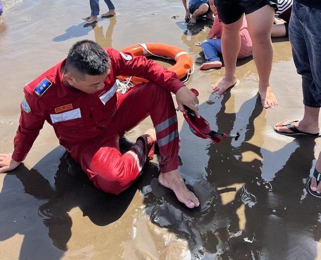 Kịp thời cứu bé trai 15 tuổi đuối nước tại biển Ba Động- Ảnh 2.