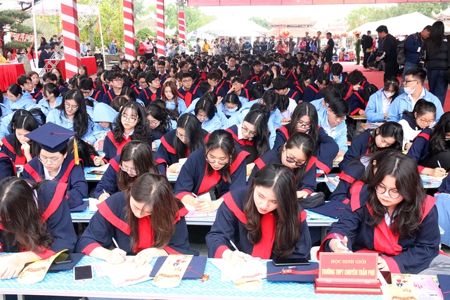 Gần 700 học sinh tiêu biểu Hải Phòng khai bút tại Khu tưởng niệm Vương triều Mạc- Ảnh 3.