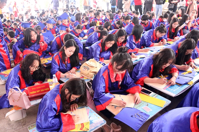 Gần 700 học sinh tiêu biểu Hải Phòng khai bút tại Khu tưởng niệm Vương triều Mạc- Ảnh 4.