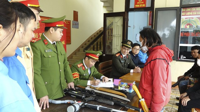 Quảng Bình: Người dân giao nộp 10 khẩu súng, 2 quả lựu đạn... trong dịp tết- Ảnh 1.