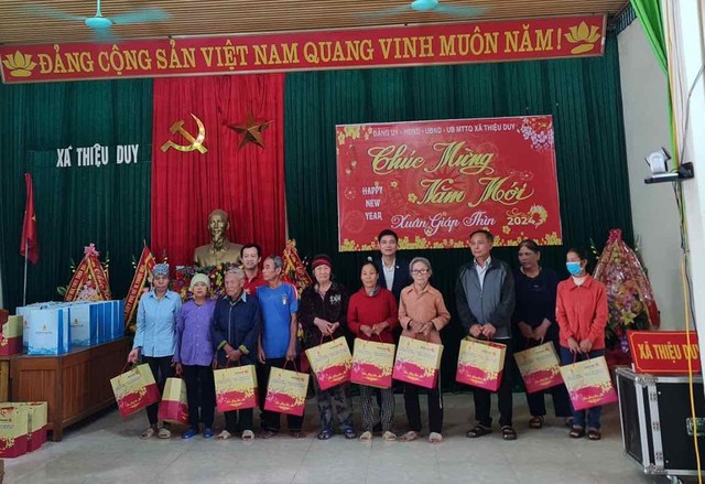 Phó Chủ tịch Tổng LĐLĐ Việt Nam Ngọ Duy Hiểu và ông Phạm Ngọc Tú - Phó Tổng Giám đốc phụ trách Vietlott trao quà tết cho các hộ dân, người lao động khó khăn tại xã Thiệu Duy, huyện Thiệu Hoá, tỉnh Thanh Hóa