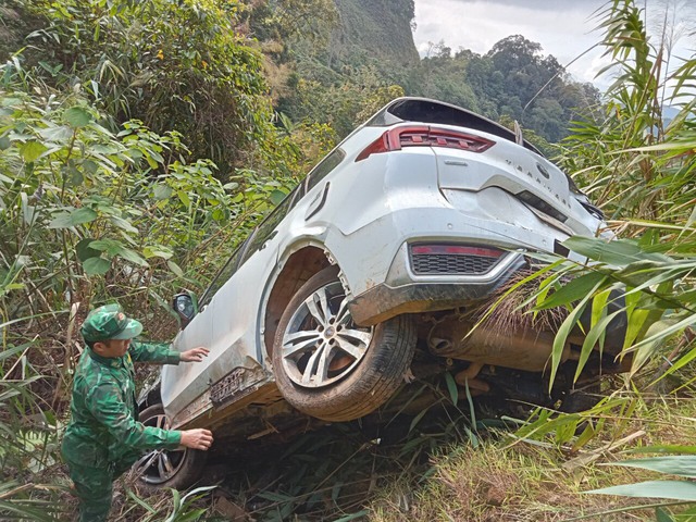 Biên phòng Quảng Trị ứng cứu ô tô lao xuống vực sâu ở vùng núi hẻo lánh- Ảnh 1.